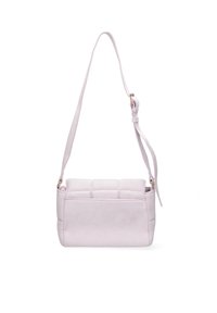 Borsa a spalla rosa chiaro realizzata in materiale simile al camoscio, con parte superiore trapuntata, tracolla regolabile e forma rettangolare elegante.