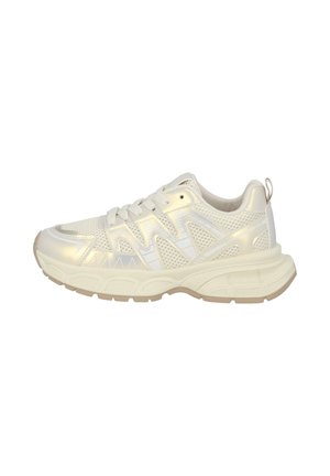 Scarpa sportiva bianca con una parte superiore lucida e riflettente, pannelli in rete e una suola testurizzata. Presenta una punta arrotondata e un design con lacci.