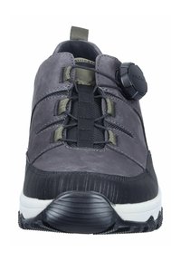 Grijze waterdichte schoenen met een gestructureerde zwarte rubberen zool, voorzien van een snelvetersysteem en een stippenaccent aan de zijkant.
