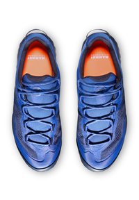 Blå sportskor med en texturerad ovandel, utrustade med en solid tåspets, integrerat snörningssystem och en orange innervård.