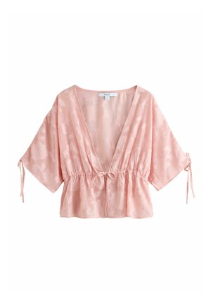 Lyserød blomstret jacquard-bluse med dyb V-hals, vide ærmer bundet ved albuerne, og snoretræk i taljen samlet foran i midten.