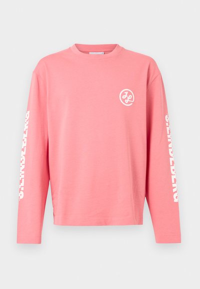 Ροζ μπλουζάκι με μακριά μανίκια και στρογγυλή λαιμόκοψη, με λευκό κείμενο «SUSTAINABLE» στα μανίκια και μικρό λευκό κυκλικό λογότυπο στο αριστερό στήθος.