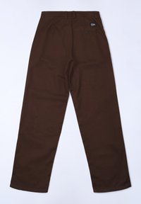 Bruine broek van stof met een gladde textuur. Heeft een rechte pijpdesign, riemlussen en een achterkantzak met een knoopsluiting.