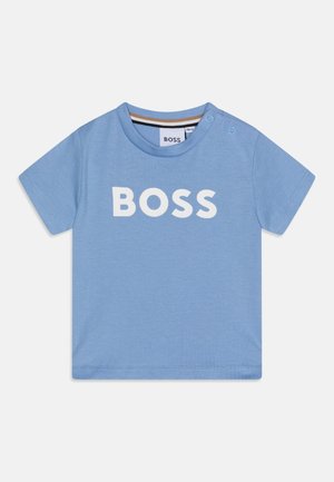 Lyseblå baby t-shirt med korte ærmer og hvid "BOSS" tekst foran samt to trykknapper på skulderen.