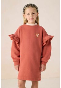 Rustfarbenes Sweatshirtkleid mit Rüschensäumen und einem herzänginebestickten Design. Weiche Textur, knielang, lockere Passform.