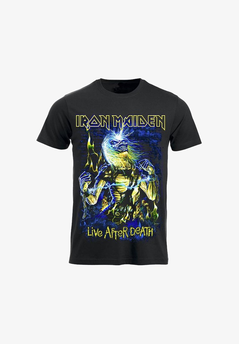 Camiseta de algodón negra con un gráfico colorido de una figura esquelética con cabello azul, rodeada de llamas, y el texto "Iron Maiden Live After Death."