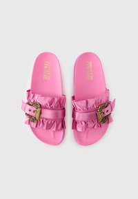 Ružičaste papuče imaju satenski teksturiranu traku s naborima, ukrasnu kopču u zlatnoj boji i tiskani logo na potplatu.