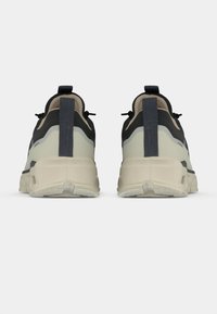 Αθλητικά παπούτσια σε γκρι, μαύρο και κρεμ χρώμα. Διαθέτουν υφή στην �επιφάνεια, θηλιά στην φτέρνα και παχιά, αφρωτή σόλα με μοτίβο για καλύτερη πρόσφυση.