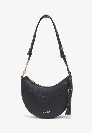 Črna usnjena torbica za čez ramo z ukrivljenim dizajnom, zlato kovinsko okovje, zadrga za zapiranje in dekorativnim cofkom na traku. Prikazano blagovno ime "LIUJO".