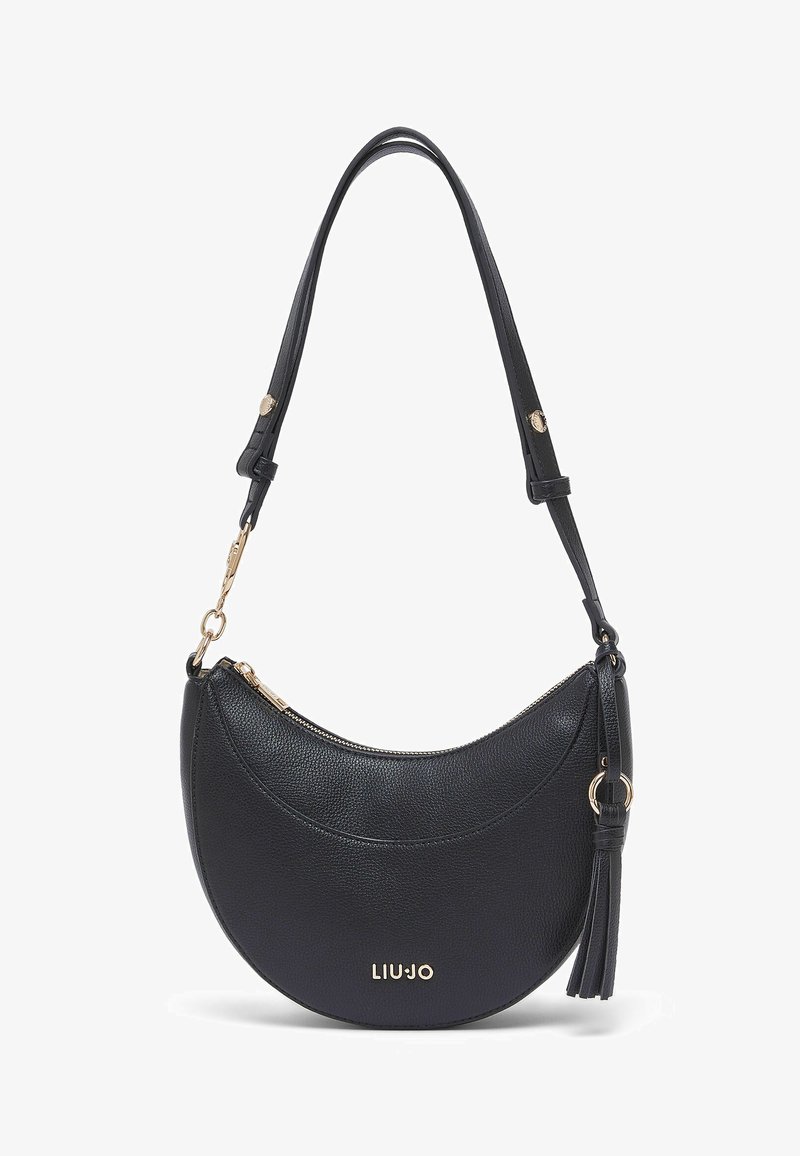 Sac d'épaule en cuir noir au design courbé, équipé de ferrures dorées, d'une fermeture éclair et d'un pompon décoratif sur la bandoulière. Le nom de la marque "LIUJO" est affiché.