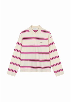 Långärmad pikétröja i krämfärg med horisontella ränder i lila och vinröd, med en treknappsknäppning och broderad logga.