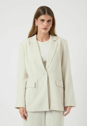 Blazer rayé en crème avec des lignes verticales de couleurs subtiles. Il présente un col cranté, deux poches avant et une fermeture à un bouton.