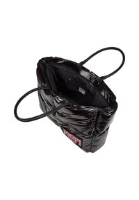 Zwarte, glanzende tote bag met een gevoerde textuur, met twee zwarte handvatten en een ritsvak aan de binnenkant. Logo prominent op de zijkant weergegeven.