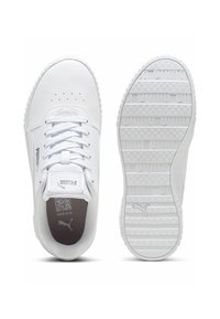 Sneakers bianchi in pelle sintetica con punta perforata. Presentano lacci piatti, linguetta imbottita e suola in gomma testurizzata con logo.