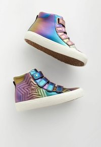 High-Top Sneaker mit einem gradienten irisierenden Finish, drei blauen Riemenverschlüssen, einem strukturierten Sternmuster und einer weißen Gummisohle.