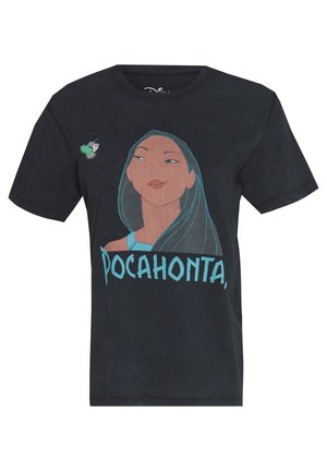 Schwarzes T-Shirt mit Grafik von Pocahontas' Gesicht und langem Haar, begleitet von einem kleinen Kolibri und dem Schriftzug "POCAHONTA".