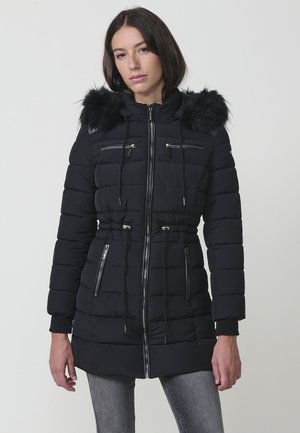 Chaqueta de abrigo negra con cremallera frontal, borde de capucha de piel sintética, bolsillos en el pecho con cremallera y cintura ajustable con cordones.