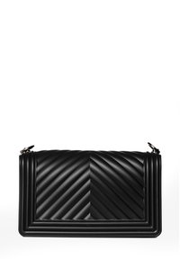 Borsa a spalla nera in pelle con un design a chevron trapuntato, forma strutturata e dettagli in hardware argentato. Texture liscia con bordi piped.