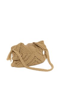 Sac à épaule en crochet beige avec bandoulière tressée et détails pompons, forme souple et décontractée, motif tissé texturé.
