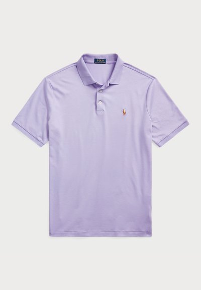 Lavendel polo-särk, mis on valmistatud puuvillast, kolme nupuga kaelusega, lühikeste varrukatega ja rinnal on väike tikandiga logo.