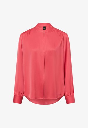 Koraalkleurige blouse met lange mouwen en opstaande kraag, verborgen voorkant, geplooide schouders en knoopmanchetten, ontworpen door Boss.