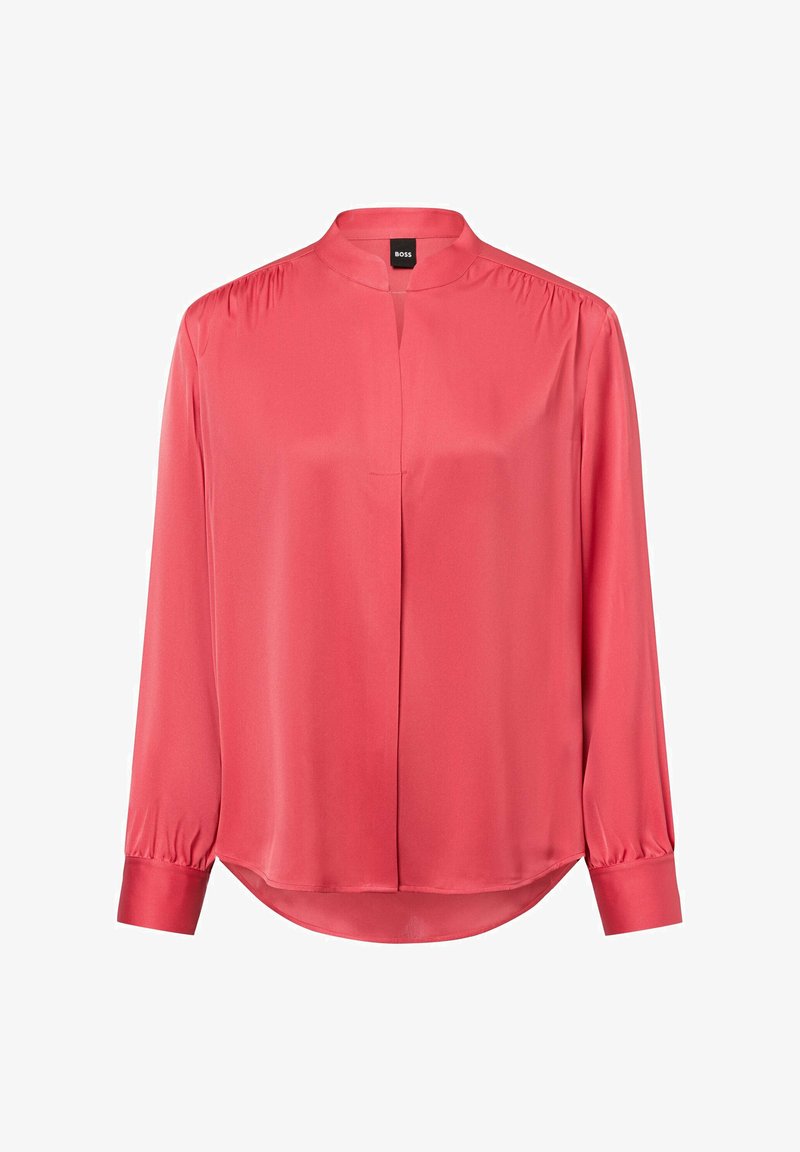 Koraalkleurige blouse met lange mouwen en opstaande kraag, verborgen voorkant, geplooide schouders en knoopmanchetten, ontworpen door Boss.