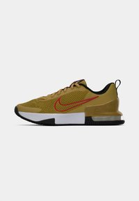 Nike atletiksko i gul mesh med røde detaljer. Har en hvid mellemsål og en sort gummisål. Tykk hæl for polstring.