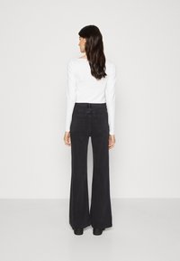 GAP 70S TAYLORSON - Alt laienevad teksad - basic black