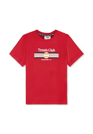 Camiseta roja de manga corta con el texto "Tennis Club", un gráfico de una pelota de tenis y el logo "FILA" encima de "Established 1911" en la parte delantera.