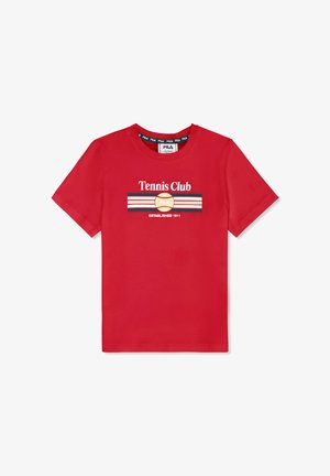 Maglietta rossa a maniche corte con la scritta "Tennis Club", una grafica di pallina da tennis e il logo "FILA" sopra "Established 1911" sul davanti.