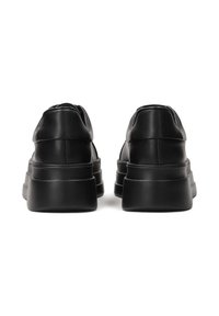 Baskets en cuir noir avec une semelle épaisse, un dos arrondi et une texture lisse. Les éléments de design notables comprennent des cols rembourrés et des accents minimalistes.