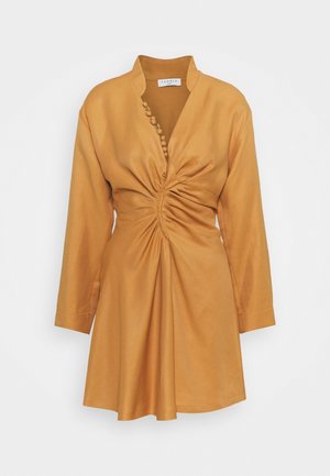 Robe jaune moutarde à manches longues avec ruché devant, détail de boutons le long de l'encolure et jupe évasée, étiquetée Sandro Paris.