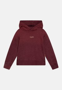 Burgundská mikina s kapucňou na šnúrku, dlhými rukávmi a bočnými rozparokmi, s vyšitým logom na hrudi v svetlejšej niťi.