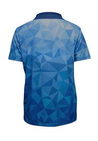Jasnoniebieska koszulka polo z geometrycznym wzorem w trójkąty w różnych odcieniach niebieskiego, z jednolitą granatową kołnierzykiem i krótkimi rękawami.