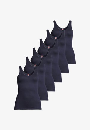 Sześć granatowych podkoszulków bez rękawów ułożonych w przesuniętym rzędzie na białym tle.
