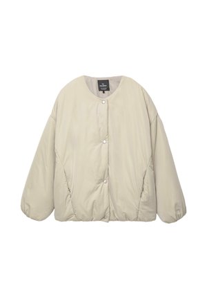 Hellbeige Steppjacke mit rundem Ausschnitt, Druckknöpfen in der Mitte, langen, gepufften Ärmeln und Seitentaschen, flach auf weißem Hintergrund präsentiert.