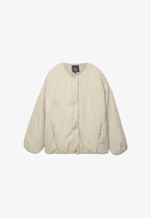 Svijetlo bež jakna na preklop s okruglim izrezom, kopčama na pritisak niz sredinu, dugim napućenim rukavima i džepovima uz bočne šavove, prikazana ravno na bijeloj pozadini.