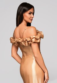 Abito in satin dorato con maniche a sbuffo scollate, corpo aderente e una texture lucida e liscia. Spalline sottili regolabili sulle spalle.