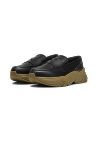 Pantofi negri din piele ecologică, tip slip-on, cu o talpă chunky bej, având o suprafață netedă și detalii minime de cusătură pentru un design contemporan.