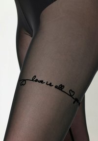 Černé průhledné punčocháče s nápisovým designem "láska je vše" a srdíčkovými akcenty po straně. Hladká textura s jemným leskem.