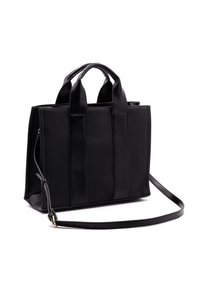 Musta kassi, jossa on kaksi lyhyttä kahvaa ja irrotettava olkahihna. Ominaisuuksiin kuuluu pystysuora paneeliviimeistely ja teksturoitu pinta.