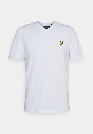 Hvid bomuld T-shirt med V-hals, korte ærmer og et gult broderet logo på venstre bryst. Glat tekstur, klassisk pasform.
