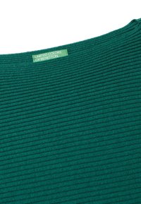 Maglione verde a coste con collo rotondo, dotato di un'etichetta con la dicitura "United Colors of Benetton." Il materiale sembra morbido con una fine trama.