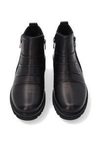 Czarne skórzane botki za kostkę o gładkiej fakturze, z dwoma bocznymi zamkami błyskawicznymi i poziomymi detalami przeszyć. Okrągły nosek i gumowa podeszwa.