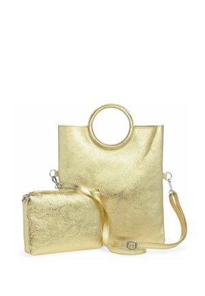 Goldfarbene metallische Tragetasche mit einem runden Griff und einer abnehmbaren kleinen Tasche. Glatte Textur, minimalistisches Design und verstellbarer Schultergurt.