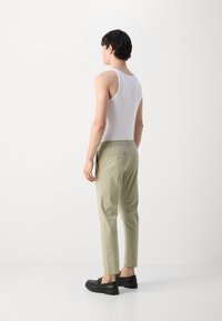 Lindbergh CROPPED PANTS - Trousers - olive
