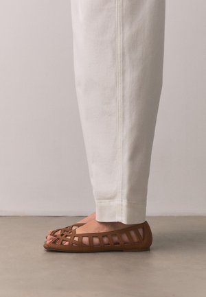 Next, REGULAR FIT - FOREVER COMFORT® PEEPTOE FLATS . - Ballerine spuntate - tan brown
