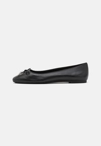 Bailarinas de cuero negro con punta redonda, tacón bajo y un lazo decorativo en la parte delantera. Textura suave con un acabado brillante.