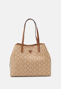 Borsa a tracolla intrecciata color tan con motivo a rombi, dettagli in pelle marrone e doppi manici, con un logo metallico triangolare sul davanti.