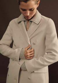 Reiss MAEVE DOUBLE BREASTED BLINDSEAM - Gabardina - neutral